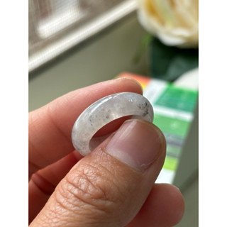 內17，國際戒圍11，no772，玉到愛，冰白翡帶烏雞翡翠戒指（戒圈），放著淡淡粉色的光，完美無紋，保證緬甸玉A貨翡翠