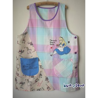 全新瑕疵特價*日本 愛麗絲 Alice in Wonderland (成人款圍裙) 刺繡 幼教老師工作服 背心 圍裙