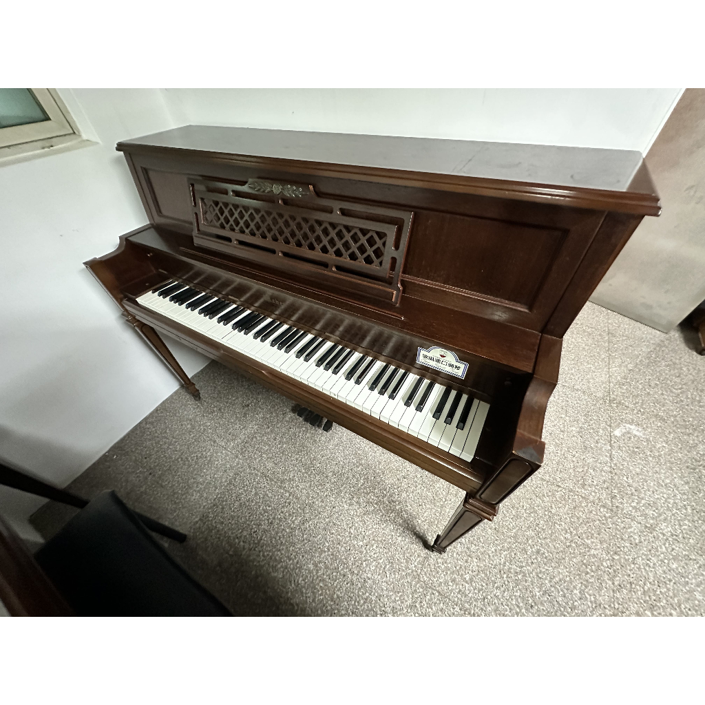【中古鋼琴】WF-46 二手鋼琴《鴻韻樂器》直立式鋼琴 歐風進口 原木色 造型譜架