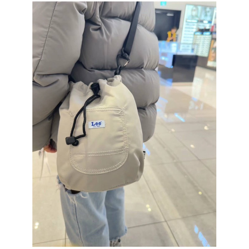 👉🏻SEEKERYOURS代購✨流行穿搭必備單品🇰🇷韓國代購人氣品牌Lee尼龍束口水桶包