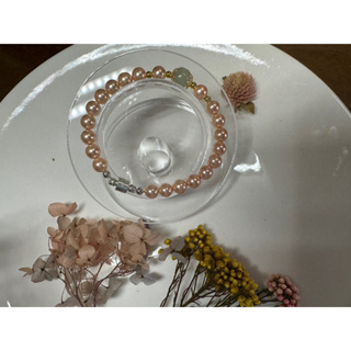 採用大東山貝寶珠，專人手工製作粉色貝寶珠鑲玉石磁扣手鍊