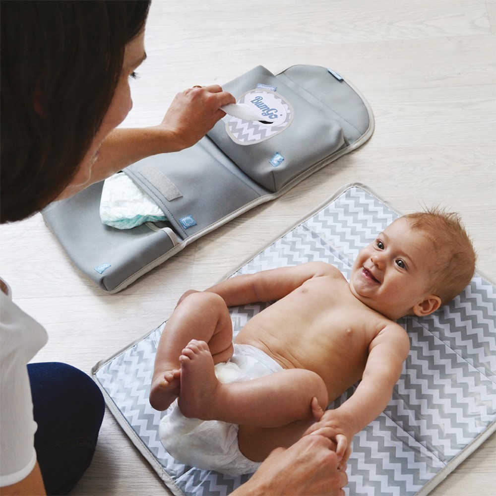 英國Shnuggle 尿布包 含防水尿布墊 - 尿布 收納包 (可放濕紙巾 掛於嬰兒手推車)【BabyGarden】