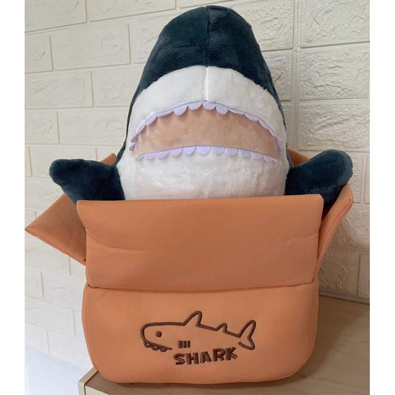 紙箱鯊魚絨毛娃娃 18英吋
