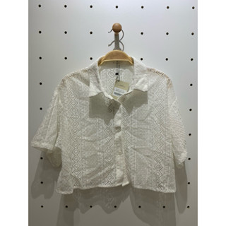 全新轉賣QUEEN SHOP 蕾絲緹花造型短版襯衫 白色