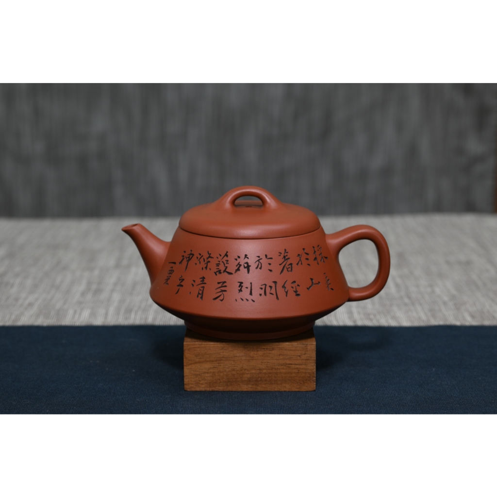 *晉瑞-紫砂*范建華.紅碩亭壺.毛國強裝飾.80中後作品.曹婉芬打樣