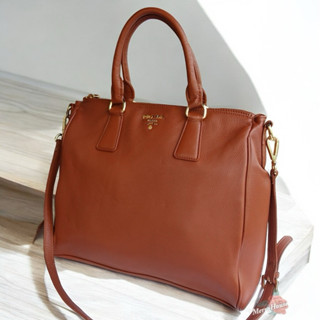 美麗堡精品 PRADA 全新正品 BL0731 經典金字浮雕大款拉鍊購物包 深咖啡色【現貨】