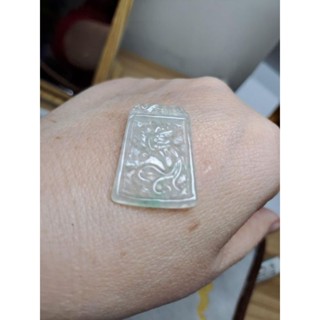62《彤彤愛玉舖》不議。A貨天然緬甸玉。玻璃種帶淺綠。輕巧薄鳳玉牌。玉墜