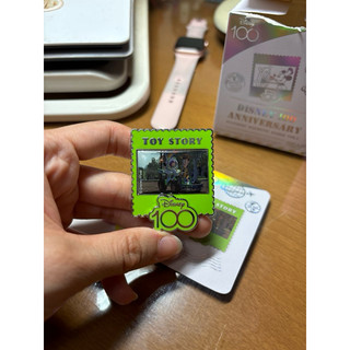 迪士尼100週年紀念磁鐵徽章座，玩具總動員
