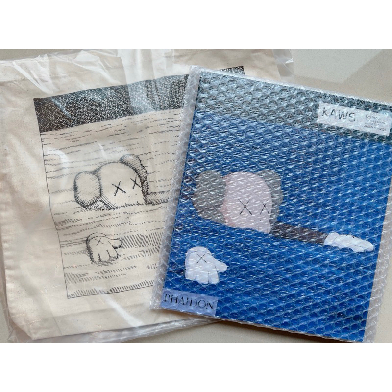 【現貨】UNIQLO KAWS ART BOOK 附帆布袋和限量貼紙5張