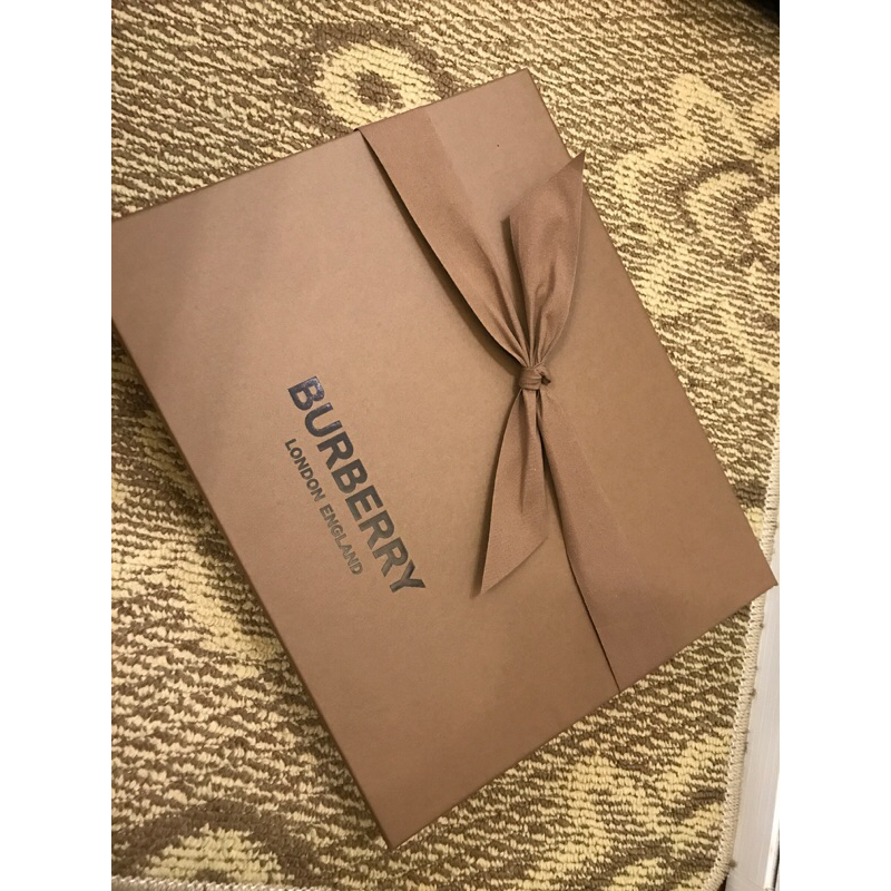 Burberry 專櫃紙盒 33*26*5cm 全新 含緞帶 加送Burberry正品紙袋