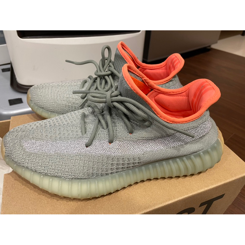 Adidas Yeezy Boost 350 V2 Desert Sage 側邊滿天星反光 墨綠橘邊