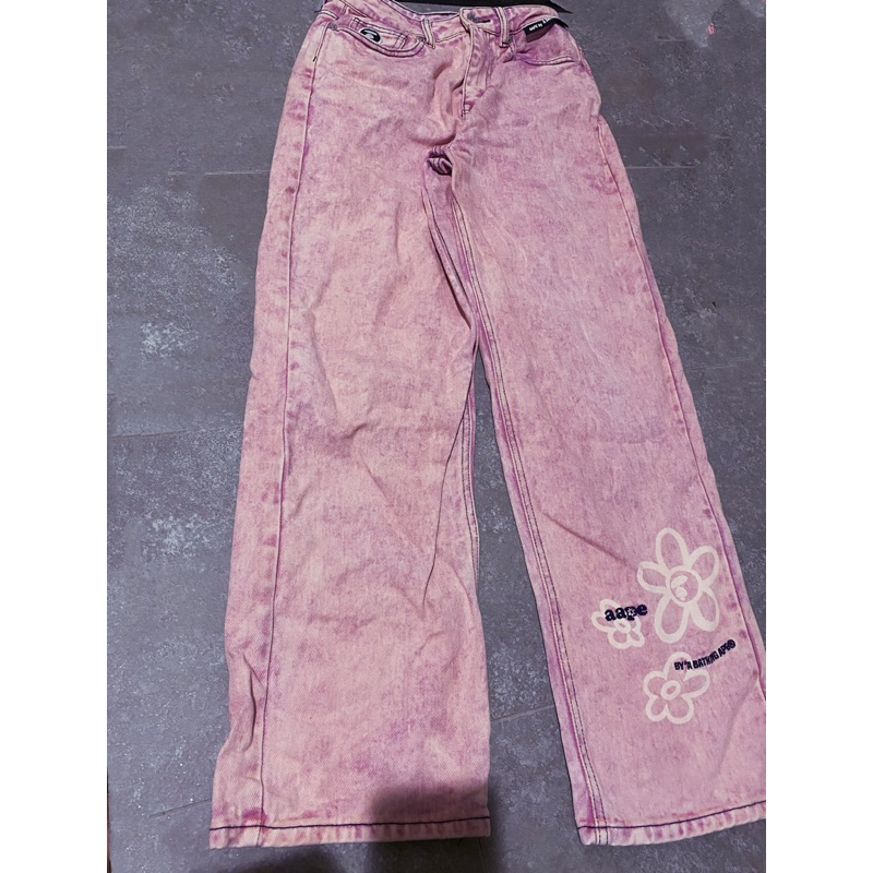 水洗粉高腰牛仔寬褲（本人是草莓牛奶粉）手繪花朵。刺繡字體LOGo刺繡。穿2次