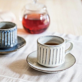 【樂芙選品】日本製 信樂燒 手作陶器 手工刻紋 咖啡杯盤組 (白釉彫、青萩彫)