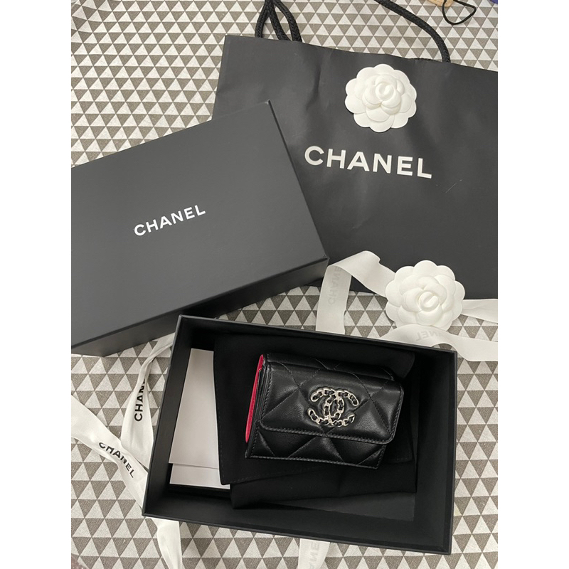 二手近全新 香奈兒 Chanel 19 銀 三折短夾 內層桃紅 保證正品 附紙袋盒子/保證卡/購買證明
