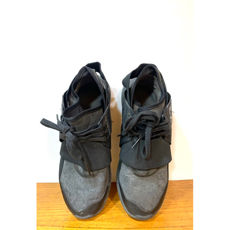 二手潮牌Y3 Yohji Yamamoto 山本耀司和adidas 聯名款女鞋（嚴重瑕疵），售399元。