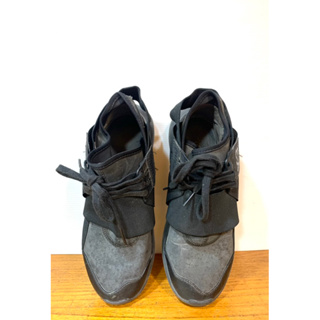 二手潮牌Y3 Yohji Yamamoto 山本耀司和adidas 聯名款女鞋（嚴重瑕疵），售399元。