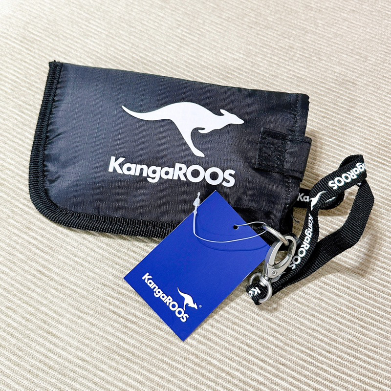 全新 KangaROOS 黑色防潑水輕量掛繩包、卡片包｜手機📱包、識別證套、悠遊卡套、含包裝與吊卡
