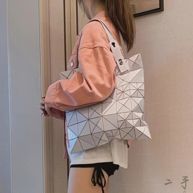 二手精品 三宅一生 Issey Miyake BAOBAO Lucent  pixel系列 手提包 單肩包 購物袋 白色