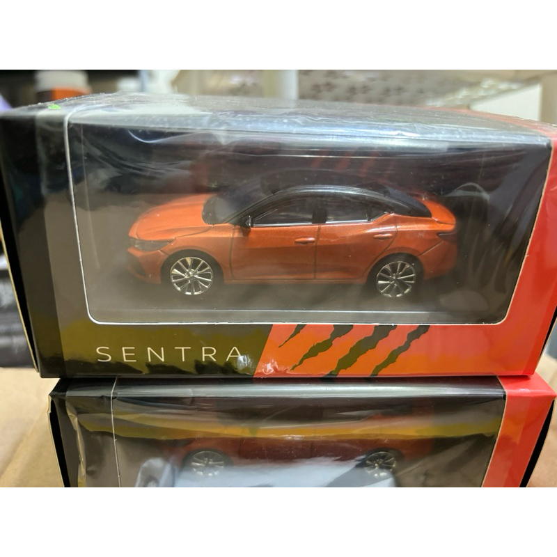 全新盒裝NISSAN All New Sentra模型車1:43 （橘黑/白黑）