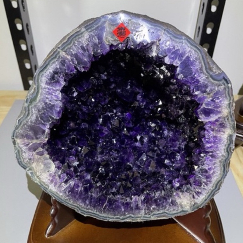 烏拉圭原皮原礦、頂級帝王紫、精品收藏級、最高品ESP++、晶體非常漂亮、帶多層次瑪瑙玉髓邊、財庫非常深、