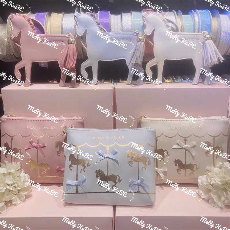 日本單♥️甜美梨花旋轉木馬系列3色馬卡龍色系可愛蝴蝶結皮革吊飾/手拿包