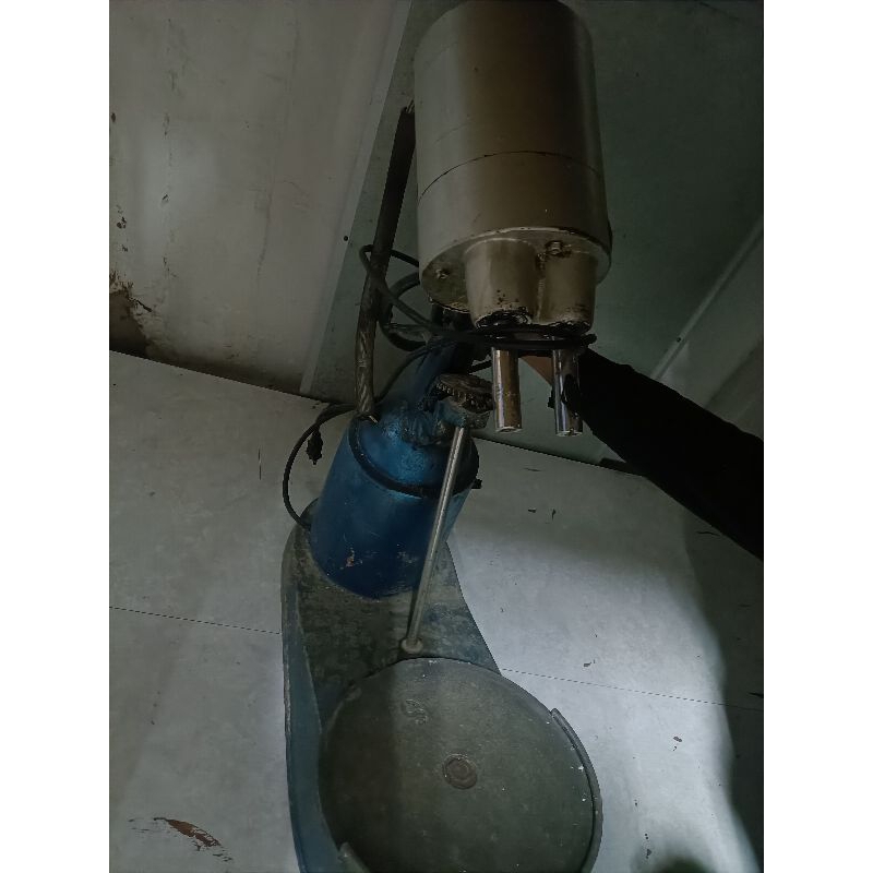 【雜貨小社】二手 ~附一個攪拌桶【15公升 營業用 打蛋機~自動 打蛋器，攪拌機】創業用具 烤蛋糕 雞蛋糕 好幫手