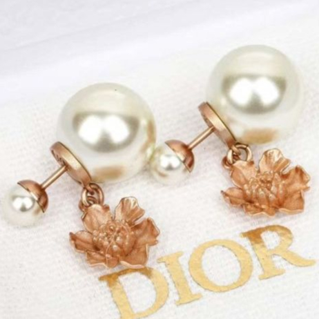 Dior Tribales 霧面粉紅牡丹和白色珍珠耳環
