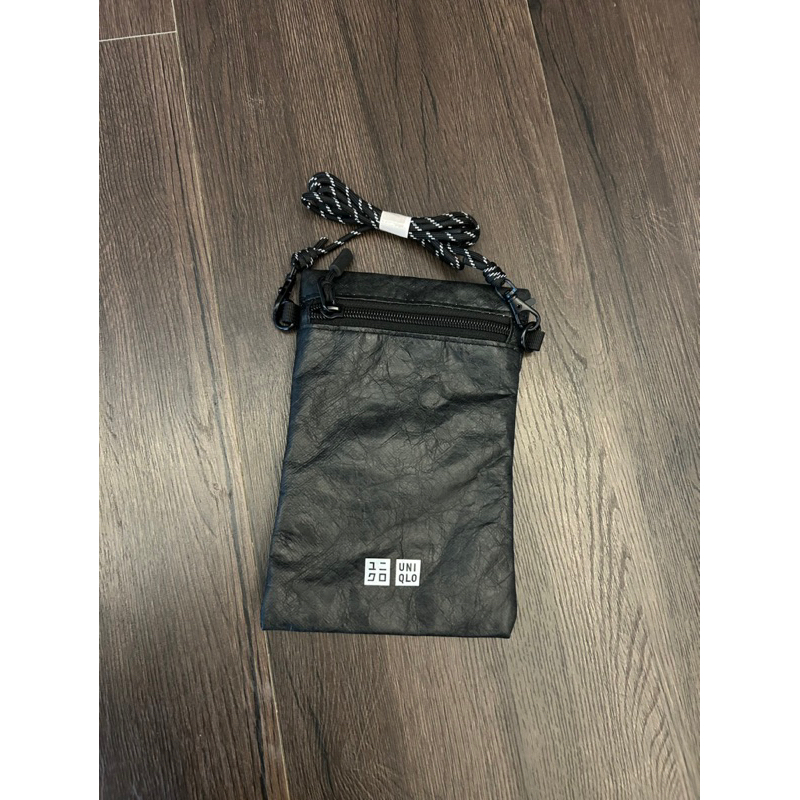 全新 UNIQLO 黑色斜跨包 小包包 贈品 側/肩背包