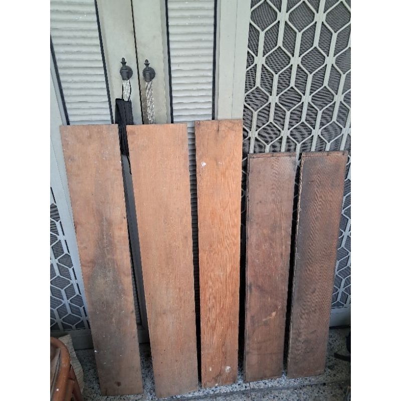 檜木板五塊，由左至右17.5x111x1,18x111x1,15.5x111x1cm,17x100x1.5cm二塊