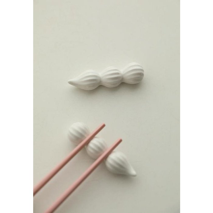 趣味奶油造型可愛筷架 造型筷架 筷子架 白色 陶瓷筷架 湯匙架 餐具【波仔家生活雜貨舖】