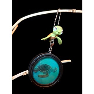 BOX-C ： 海龜 小古 SQUIRT 海底總動員 圓窗景 吊飾 扭蛋 2004 YUJIN PIXAR 富貴玩具店