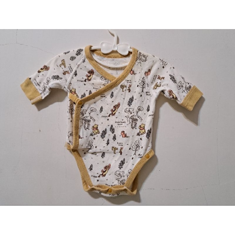 兩件合售，二手，日本uniqlo品牌，小熊維尼聯名款/ 麗嬰房 小象LOGO圖案 新生兒 嬰幼兒長袖棉質包屁衣，50cm