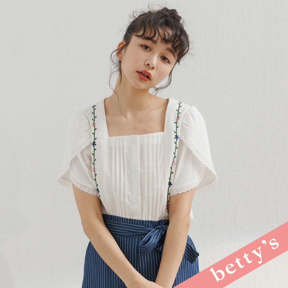 betty’s貝蒂思(31)胸前壓摺藤蔓小花刺繡方領襯衫(白色)