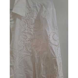 長袖長版白色襯衫，異材質，前繡花