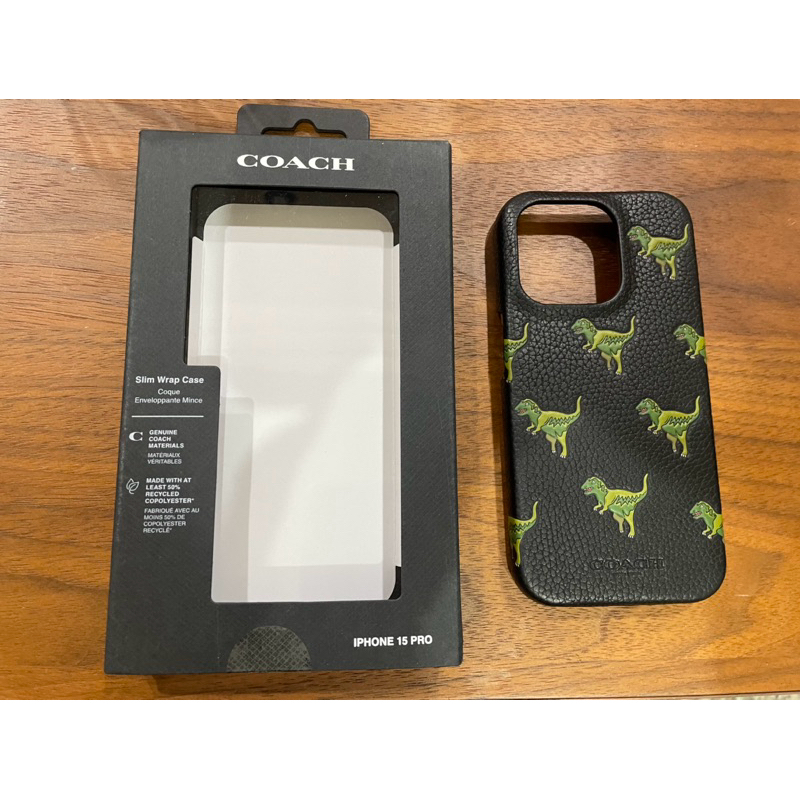 【COACH】iPhone 15 pro 真皮手機殼 小恐龍