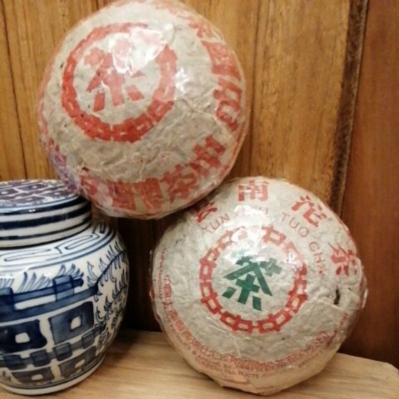 普洱沱茶，紅印，綠印，各一個，2個800元，自己的收藏出售。