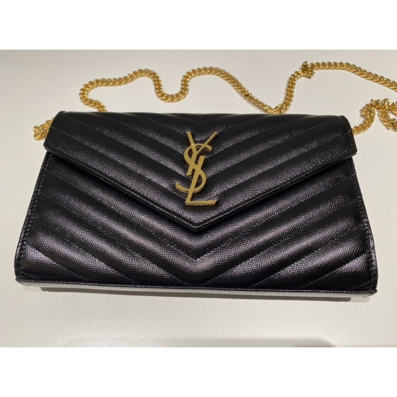 YSL MONOGRAM系列V字縫線魚子醬牛皮金屬LOGO金鍊斜肩/手拿包(黑) 