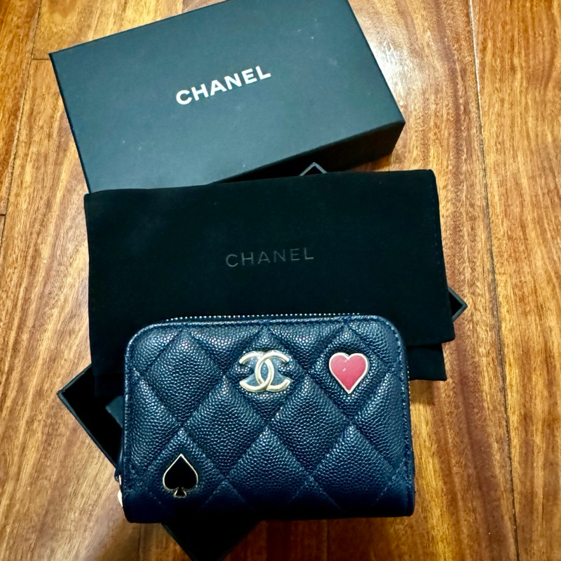 全新 香奈兒Chanel 限量款撲克 深藍色 荔枝皮 ㄇ字型拉鍊零錢包 黑桃 紅心