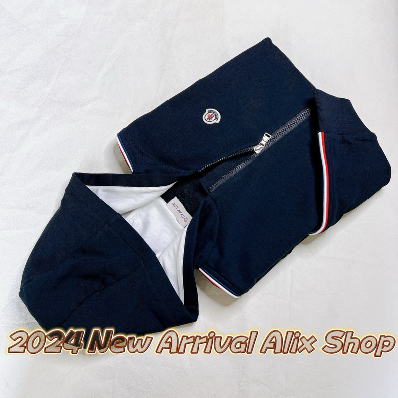 2024 Moncler 男童裝14Y 兩袖側邊 紅白藍 織帶線條 設計，深藍色貼布Logo連帽拉鏈外套。