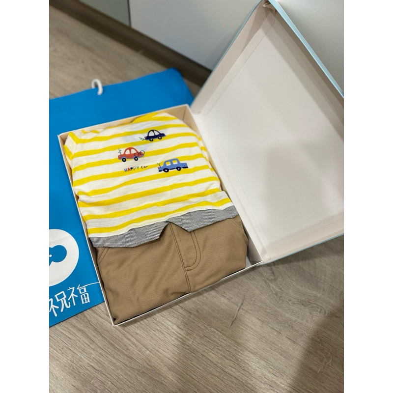 全新 麗嬰房黃色褲裝禮盒76cm（有撕膠帶痕跡） 新生兒禮盒