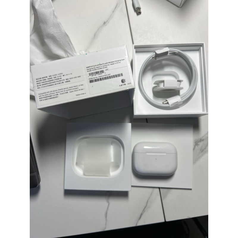 AirPods Pro 第一代，右耳電池老化，左耳充電正常，充電盒充電正常。全新盒裝內配件未使用。