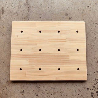 [小片型加厚洞洞板60*31/60*47.3] 孔徑17mm 厚度1.8cm實木紐松 15cm孔距 手工細砂磨倒角