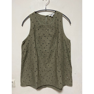 UNIQLO漂亮花朵蕾絲簍空上衣
