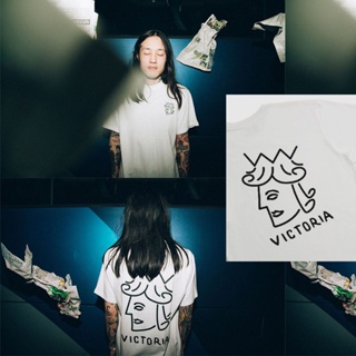 《帥奇滑板店》| VICTORIA CORE QH LOGO TEE (WHITE) | 短袖T-Shirt