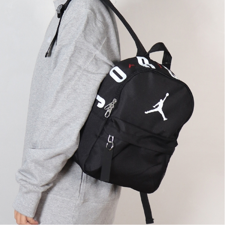 Nike 小後背 兒童後背包 喬丹包  Jordan Logo 後背包 肩背 輕巧 方便 出國  黑 DV5304010