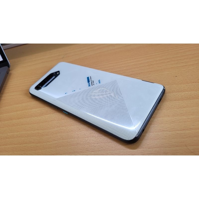 ROG phone 5白色版 + rog kunai 3 rog gamepad +保護殼