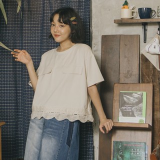 【MOSS CLUB】蕾絲下襬裝飾袋蓋短袖上衣 黑 綠 米 (魅力商品)