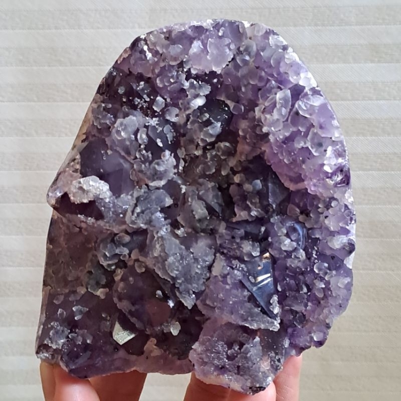 烏拉圭紫水晶、紫晶鎭，重955g，大牙及二次結晶，紫度夠，原皮，可透光，可放手珠手排消磁