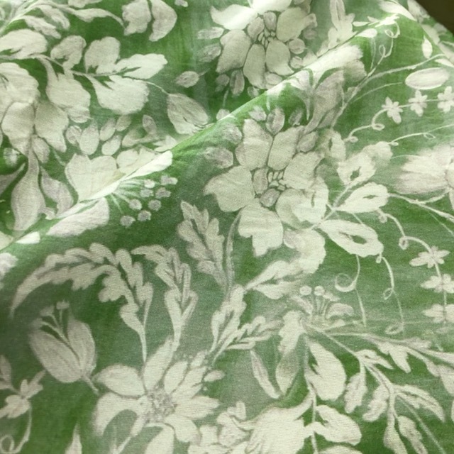 7331-綠底白花 印花天絲棉柔軟細膩印花布料/洋裝襯衫等/幅寬145cm