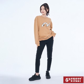 【5th STREET】 女裝 黑熊毛巾繡袋花長袖T恤-卡其 (560934)